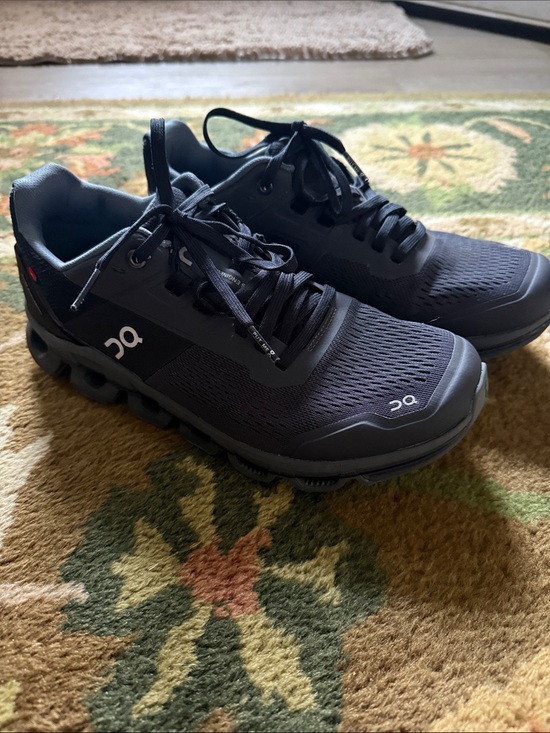 On Running Shoes - On Cloud woman’s size 9